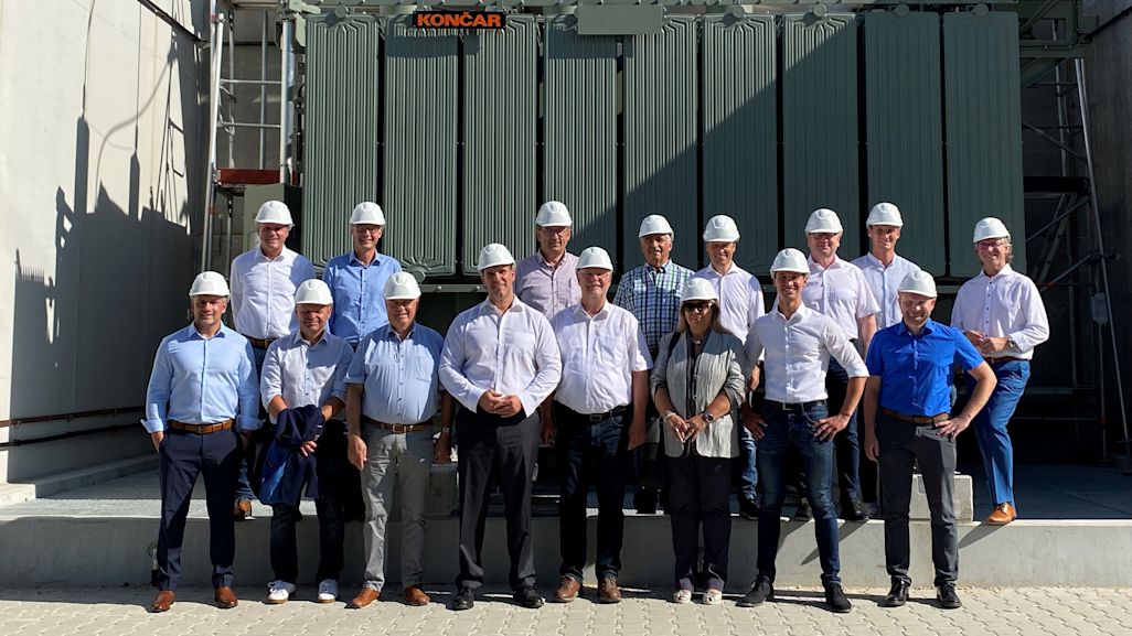 Vor einem der drei Transformatoren: Die Bürgermeister der Verwaltungsgemeinschaft Munderkingen haben das neu errichtete Umspannwerk Munderkingen besichtigt (Foto: Netze BW)