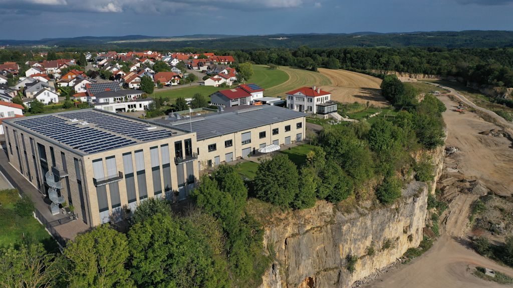 Gebäudekomplex mit Solaranlage bei Sonnenschein.