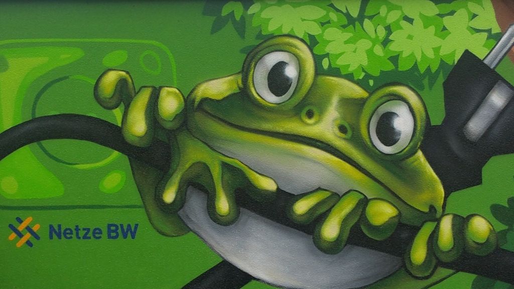 Graffiti-Kunst: Frosch an Stromkabel, Netze BW Logo.