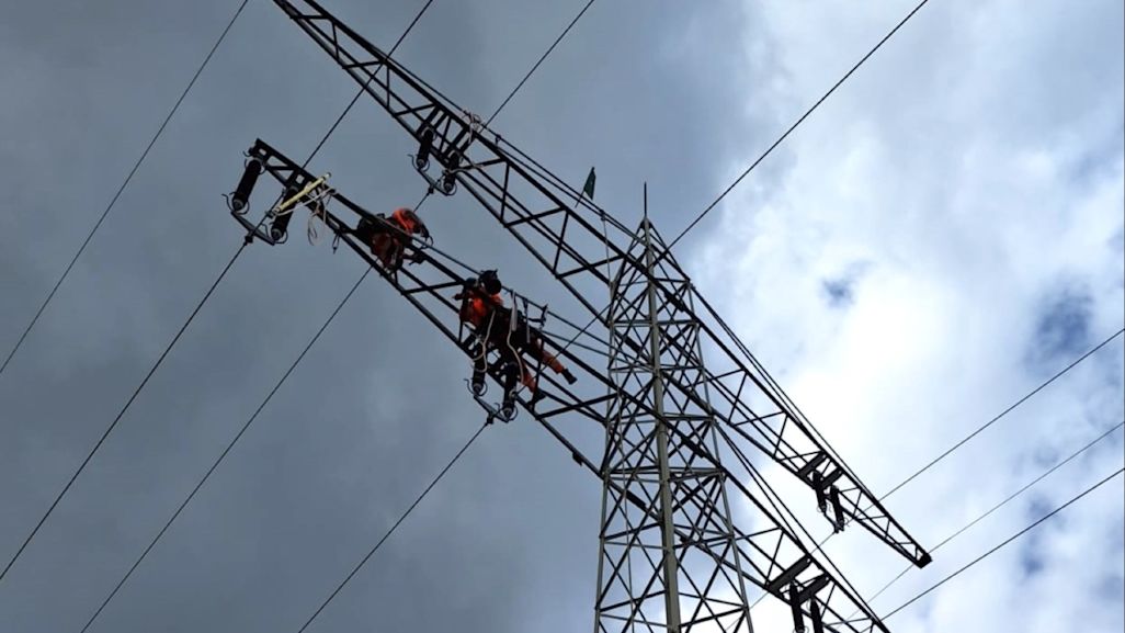 Die Netze BW saniert derzeit die Masten ihrer Hochspannungsleitung zwischen Eberbach und Neckarzimmern (Bild: Netze BW).