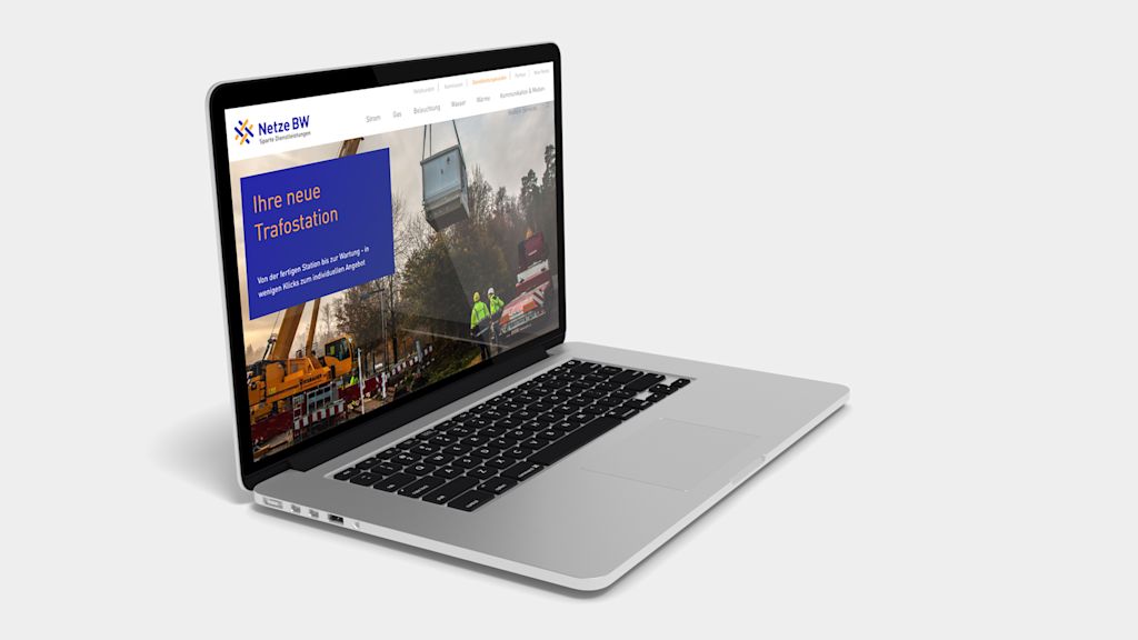 Laptop zeigt Netze-BW-Webseite: "Ihre neue Trafostation".