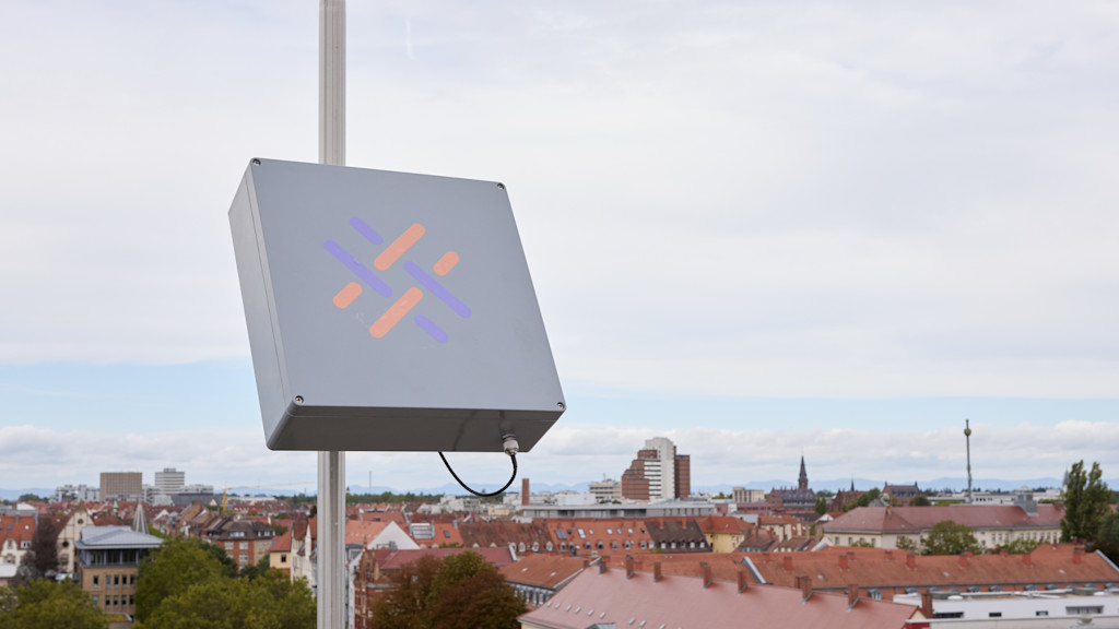 Festinstallierte Satelliten-Anlage mit Netze BW-Logo auf Dach.