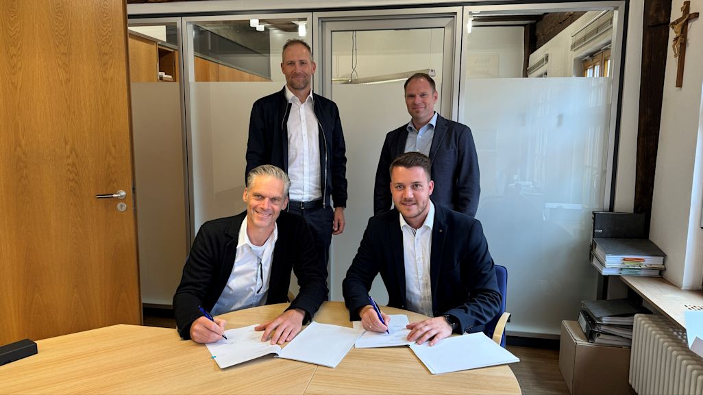 Bürgermeister Maik Rautenberg (rechts) und Jens Gehrt, Netze BW, unterzeichnen den neuen Stromkonzessionsvertrag für Veringenstadt. Hintere Reihe: Thomas Schlegel (links) und Daniel Lupfer von der Netze BW. (Foto: Netze BW)
