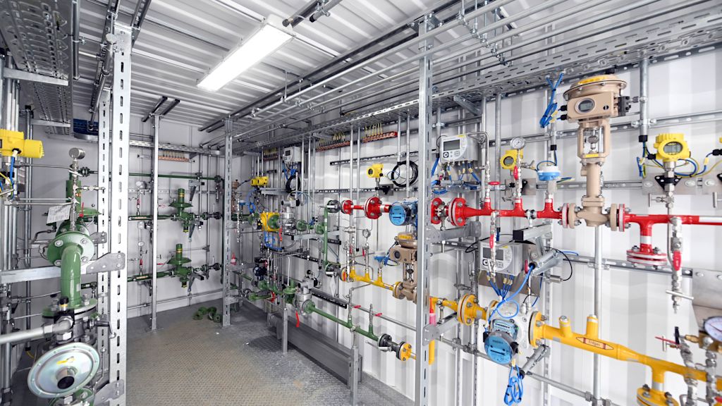 Gasmessanlage mit vielfarbigen Rohren und Anzeigetafeln.