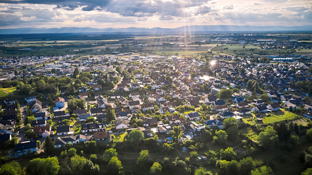 Sonnenbeschienene Wohnsiedlung aus der Vogelperspektive.