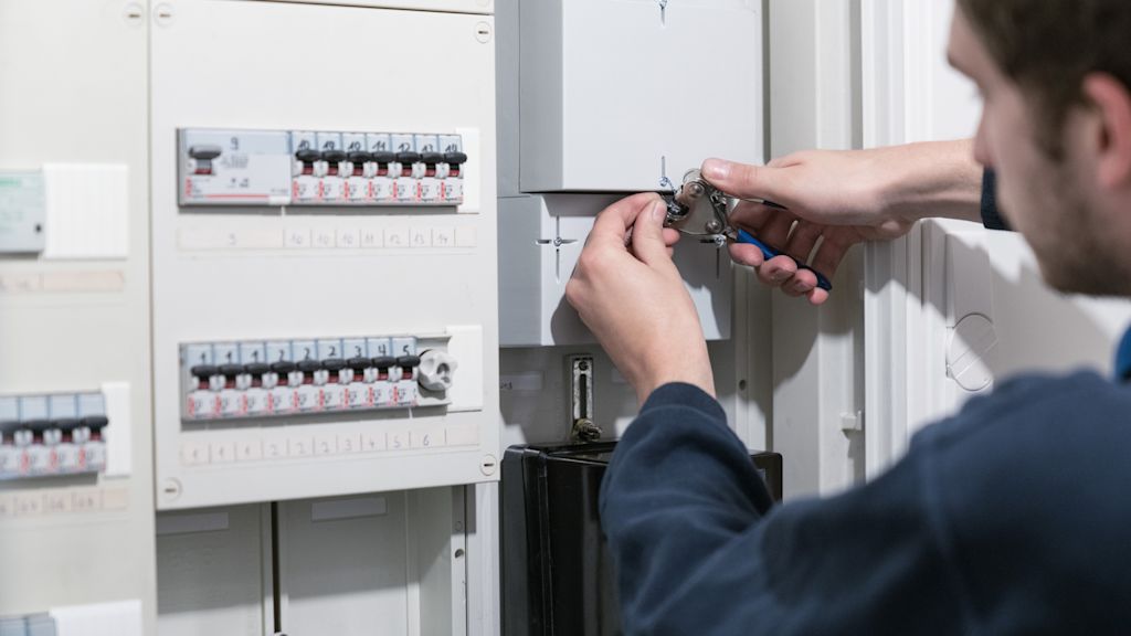 Elektriker repariert Sicherungskasten.