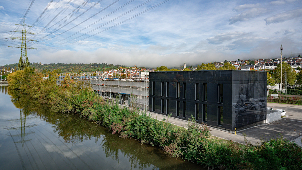 Das neue Bürogebäude in Altbach, gleich daneben schließen sich die Lagerhallen an.
