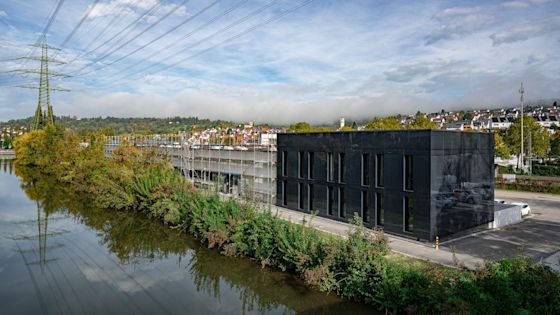 Das neue Bürogebäude in Altbach, gleich daneben schließen sich die Lagerhallen an.