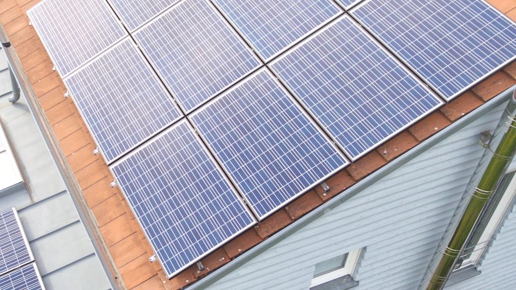 Solarkollektoren auf Dach.