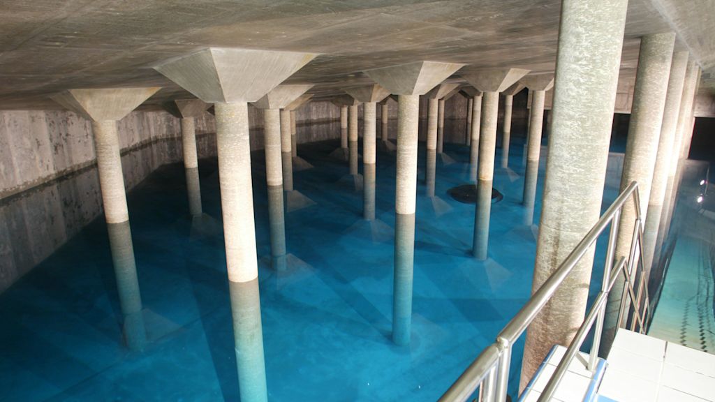 Wasserbecken mit vielen Säulen.