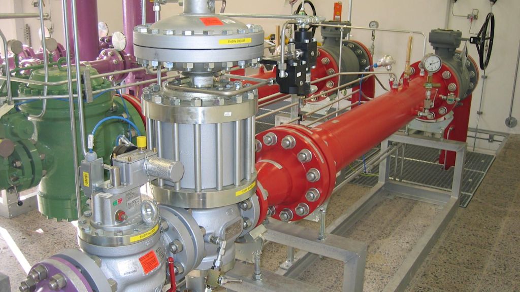 Industrielle Rohrleitungsanlage mit Ventilen.