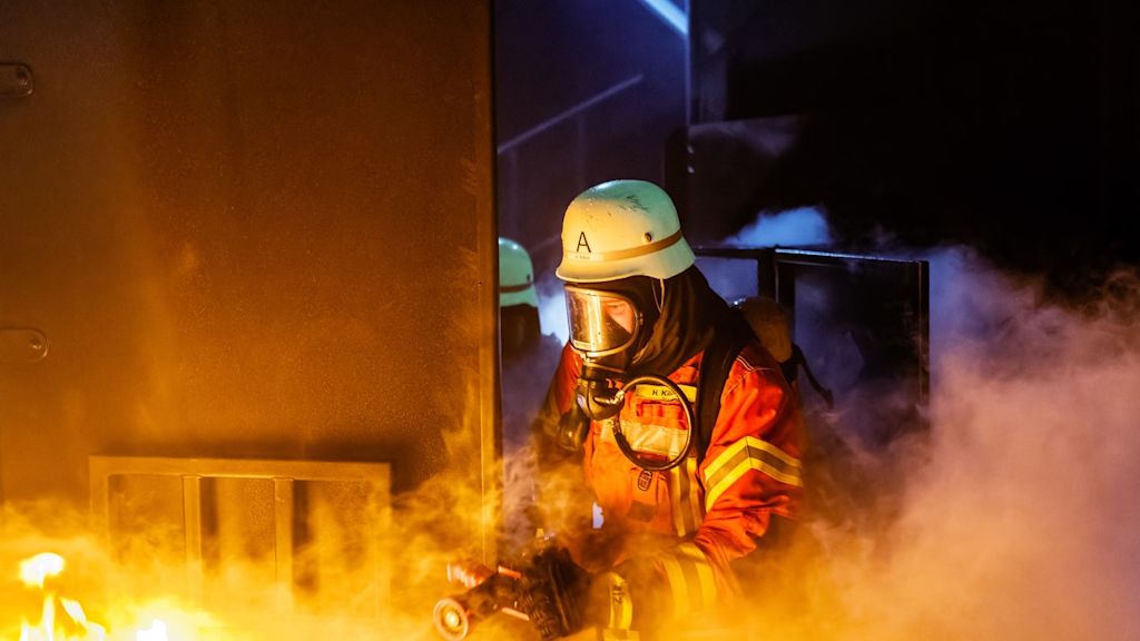 Feuerwehrmann im Einsatz, der einen Brand löscht.