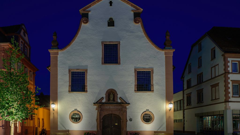 Gebäude bei Nacht mit Straßenbeleuchtung.