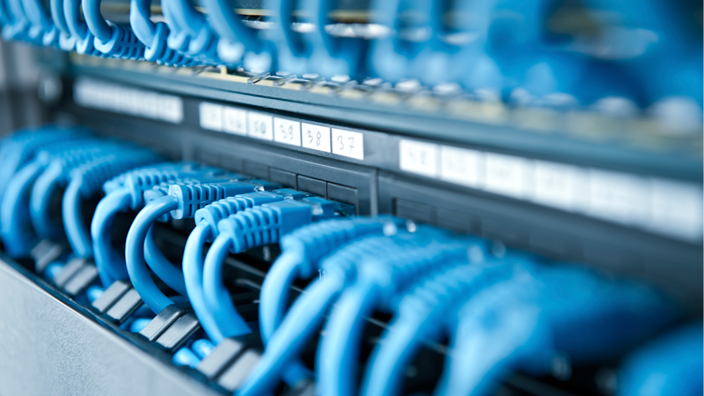 Netzwerk-Rack mit blauen Kabeln.