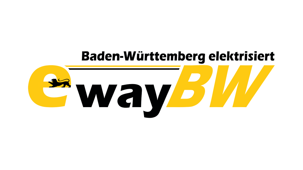 Logo von eWayBW mit dem Schriftzug ‚Baden-Württemberg elektrisiert‘. Das ‚e‘ ist gelb mit einem schwarzen Löwen darin, ‚way‘ in Schwarz und ‚BW‘ in Gelb.