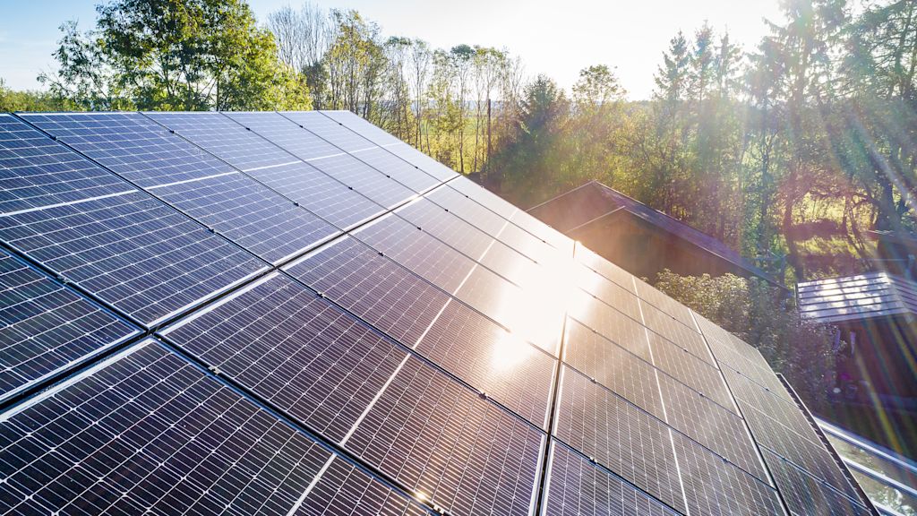 Solarmodule auf einem Dach im Sonnenschein.