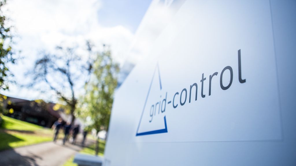 Ein Schild mit der Aufschrift: "grid-control".
