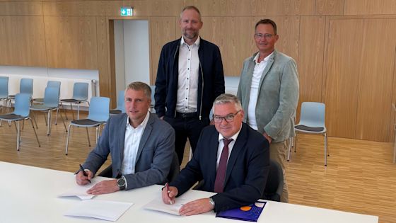 Im Vordergrund: Bürgermeister Gerhard Reichegger (rechts) und Daniel Jundt, Netze BW, unterzeichnen den neuen Stromkonzessionsvertrag für Wehingen. Dahinter Thomas Schlegel (links) und Stephan Einsiedler von der Netze BW.