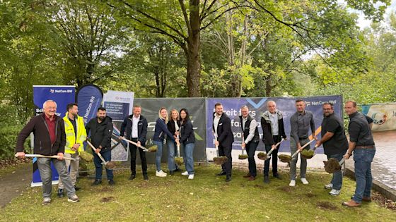 Beim Spatenstich zum Ausbau der Breitbandinfrastruktr in Weissach im Tal sind (v.l.) zu sehen: Wilhelm König (Gemeinderat, UBL), Bürgermeister Daniel Bogner, Gerd Holzwarth (Leiter Dezernat 4 – Landratsamt Rems-Murr), Michael Murer (Geschäftsführer Zweckverband Breitbandausbau Rems-Murr), Alexander Holz (Kämmerer der Gemeinde Weissach im Tal), Sebastian Bauer (Gemeinderat, SPD), David Schweiger (Netze BW Kommunalberater) sowie Vertreterinnen und Vertreter der Netze BW Sparte Dienstleistung und NetCom BW.