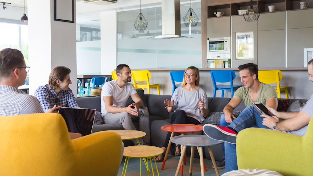 Team bespricht Projekt im modernen Büro.