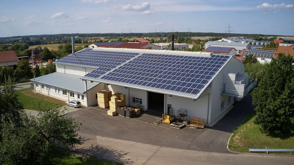 Lagerhalle mit Solarmodulen auf dem Dach.