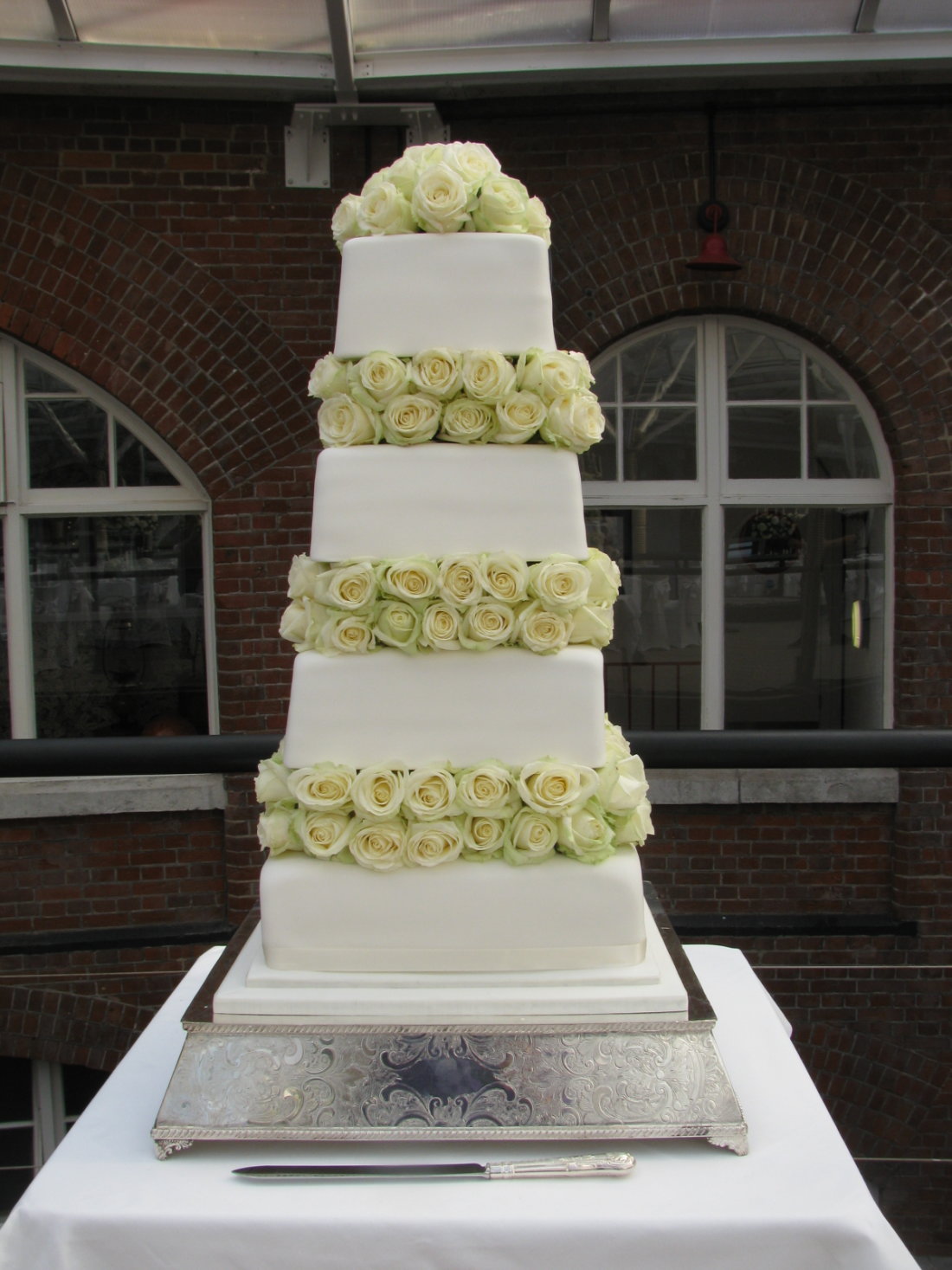 cake-roses-wedding-tower-