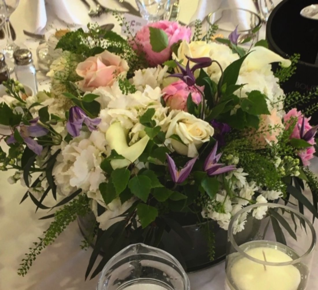 country-english-wedding-table-flowers-with-trail