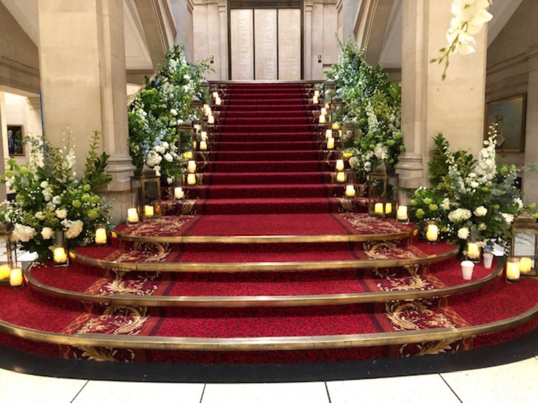 flowers-staircase-venue-wedding-counrty-style