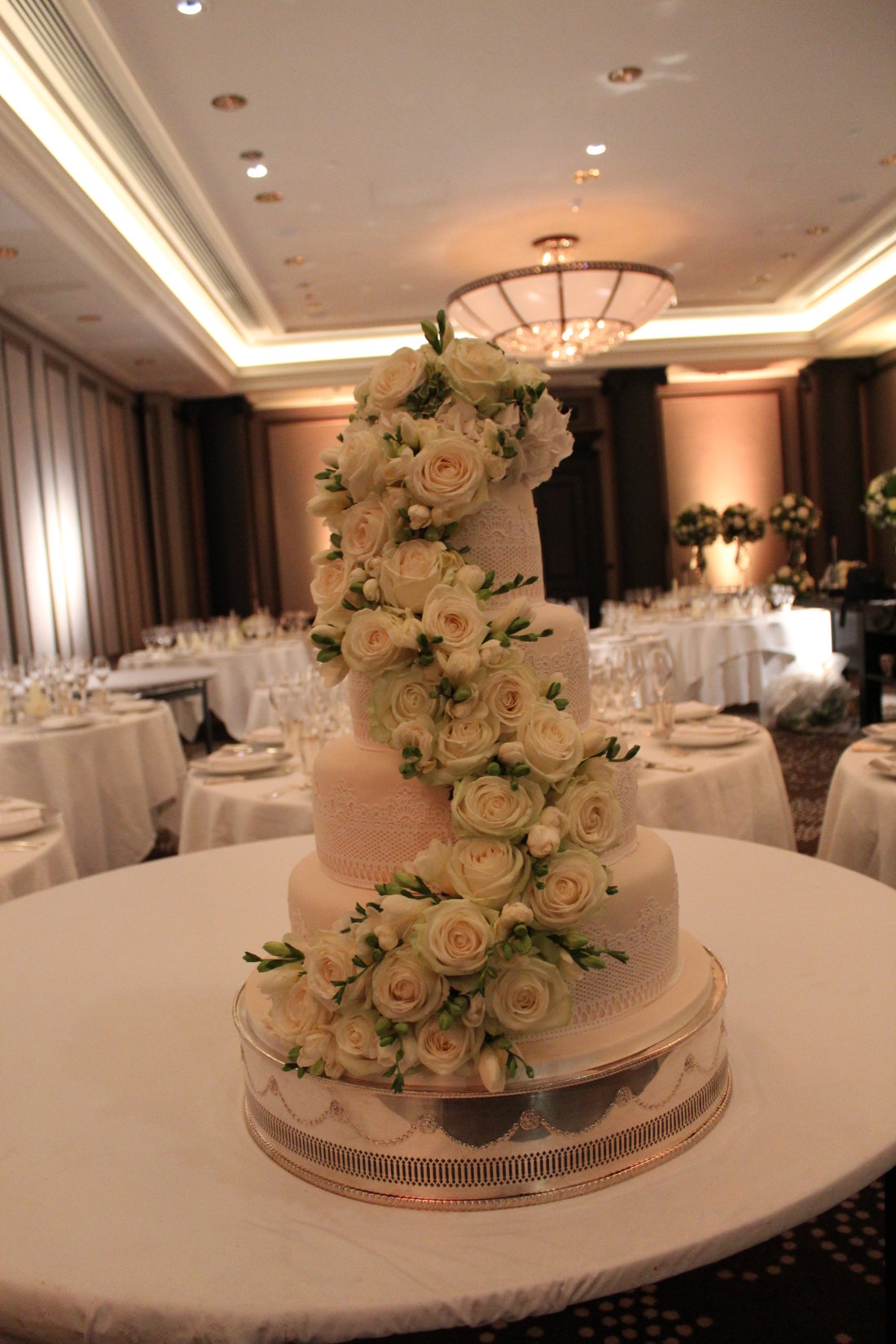 cake-wedding-flowers-roses-fressia