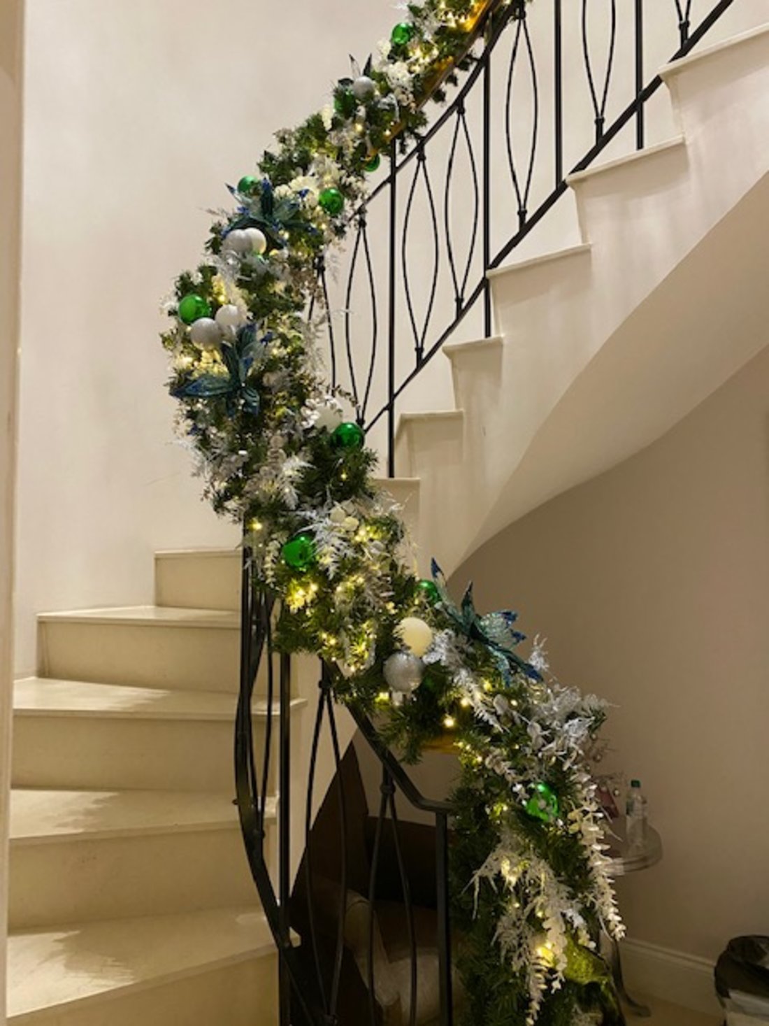 emerald-green-and-silver-staircase-xmas-garland