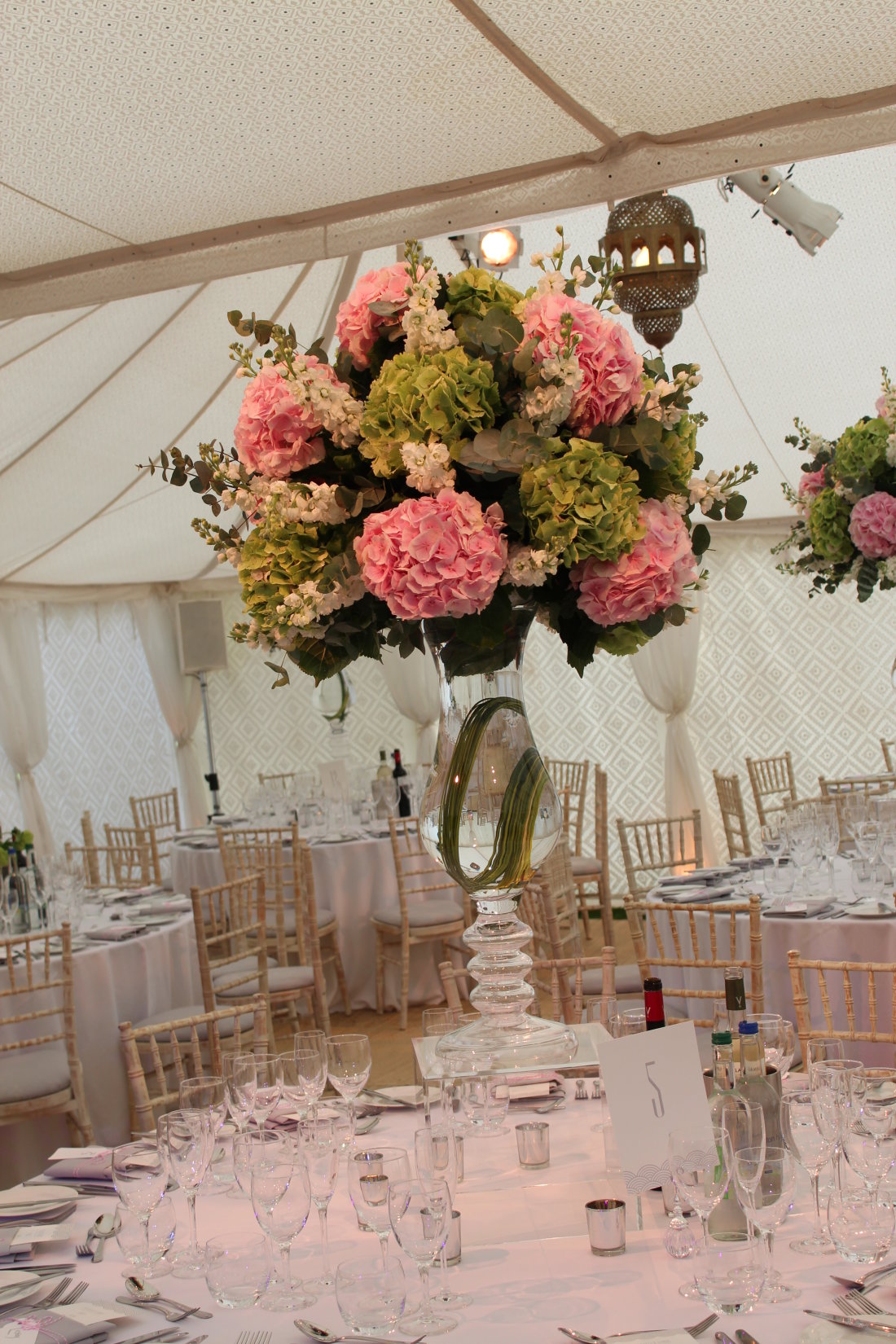wedding-table-vase-pink-green-white-flowers