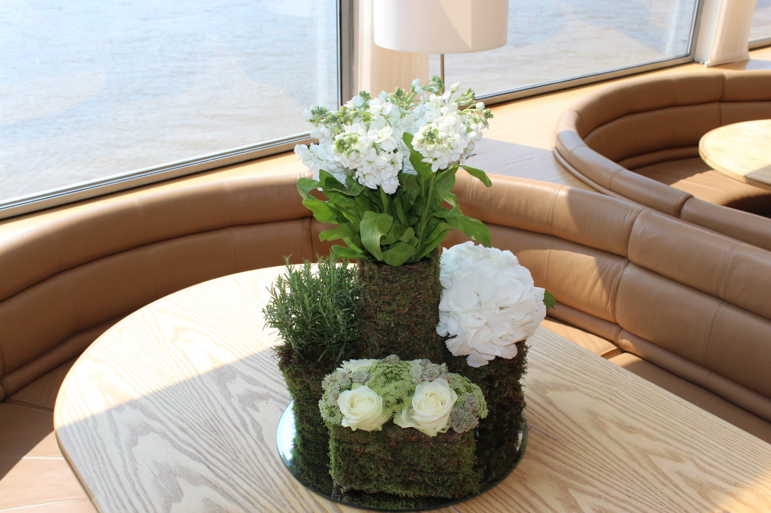 moss-vases-white-flowers-table-events