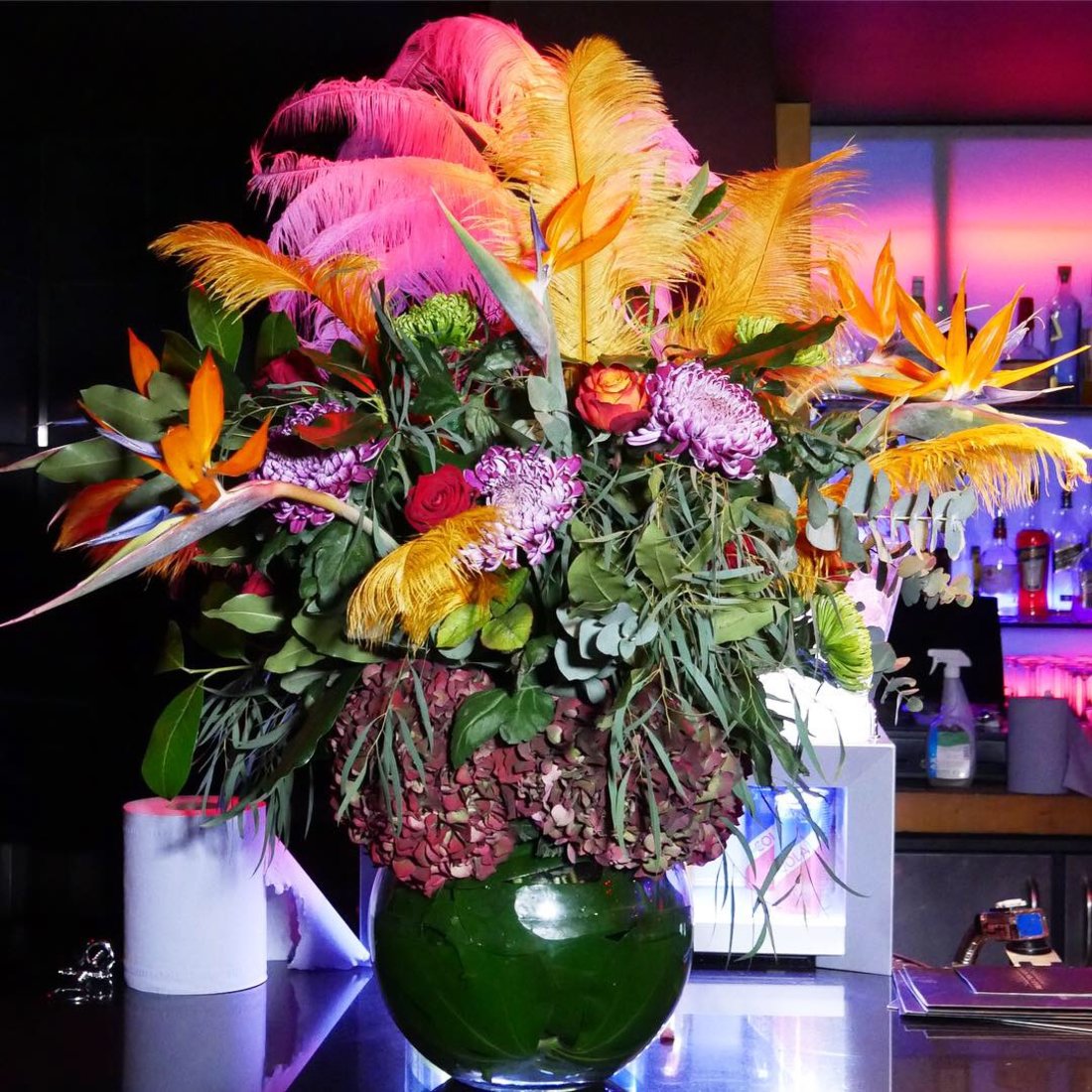 themed-party-vase-feathers