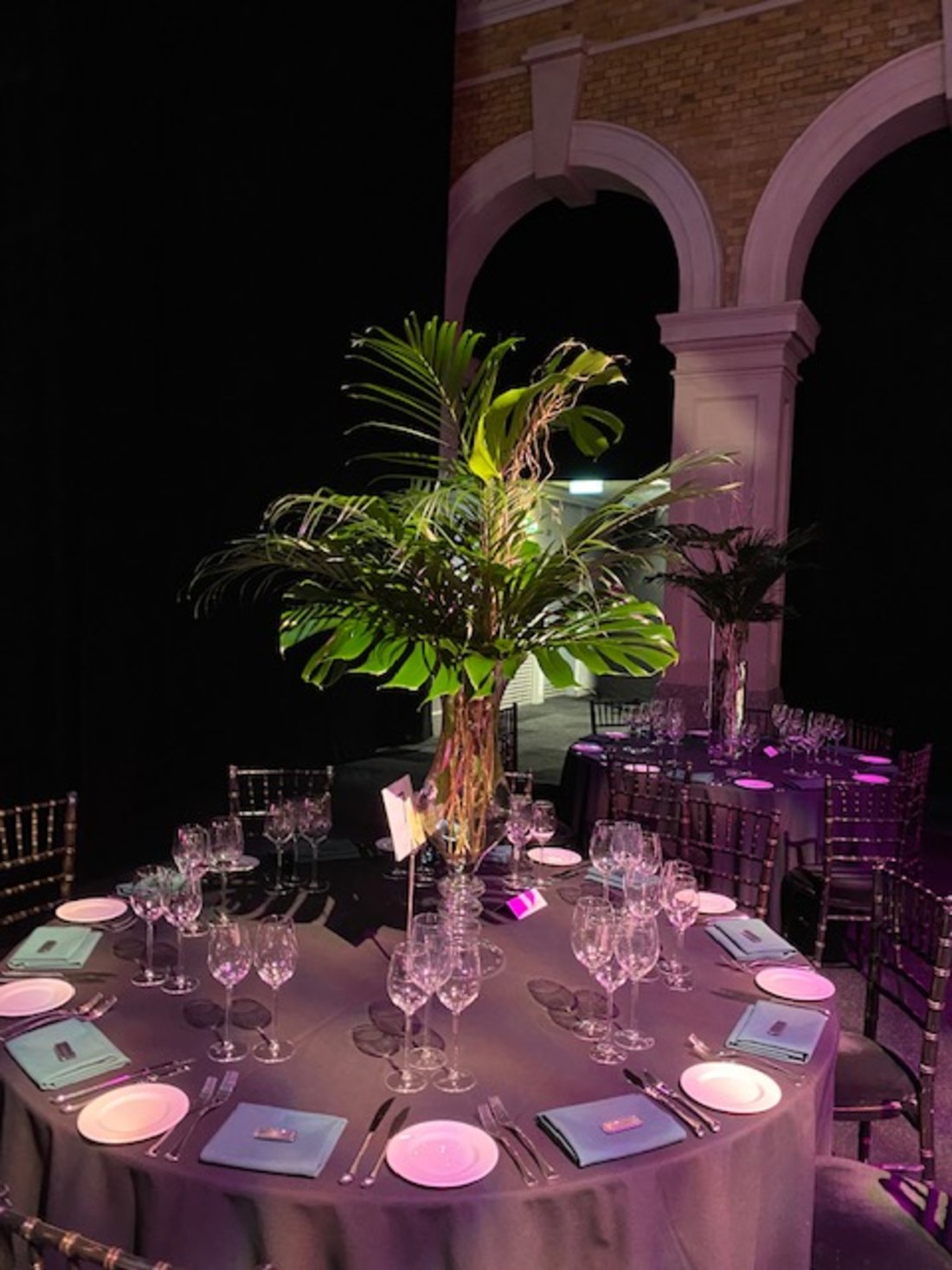 corporate-event-foliage-vases-gold-willow-flowers