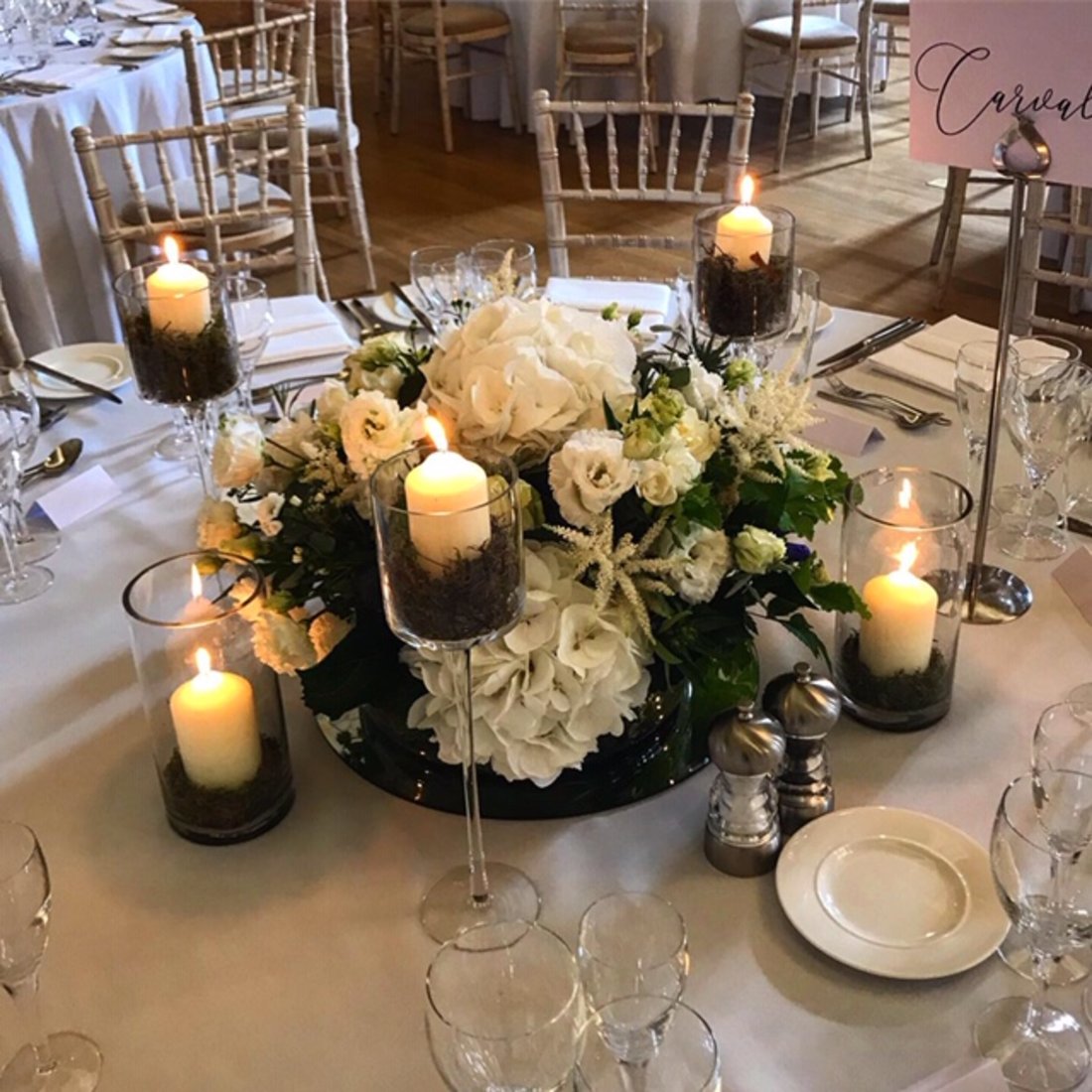 wedding-table-flowers-candles-white-green