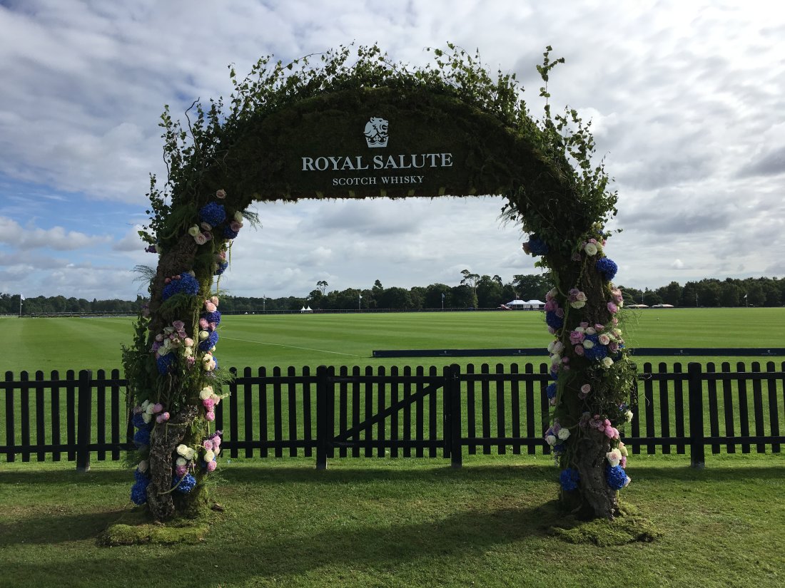 royal-guards-polo-bespoke-flower-arch