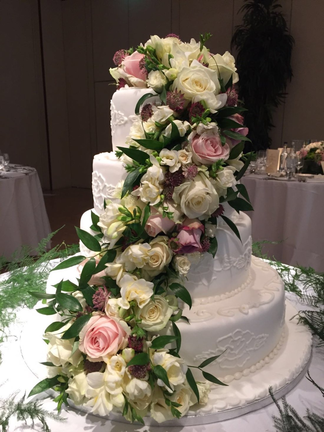 flowers-cake-wedding-pastel-roses-bride
