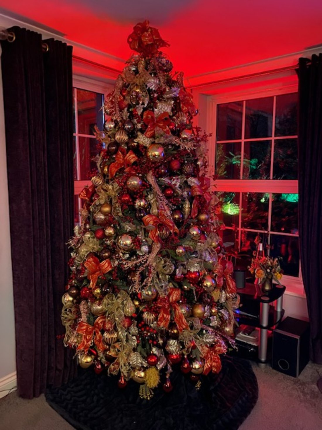 private-home-red-and-gold-xmas-tree