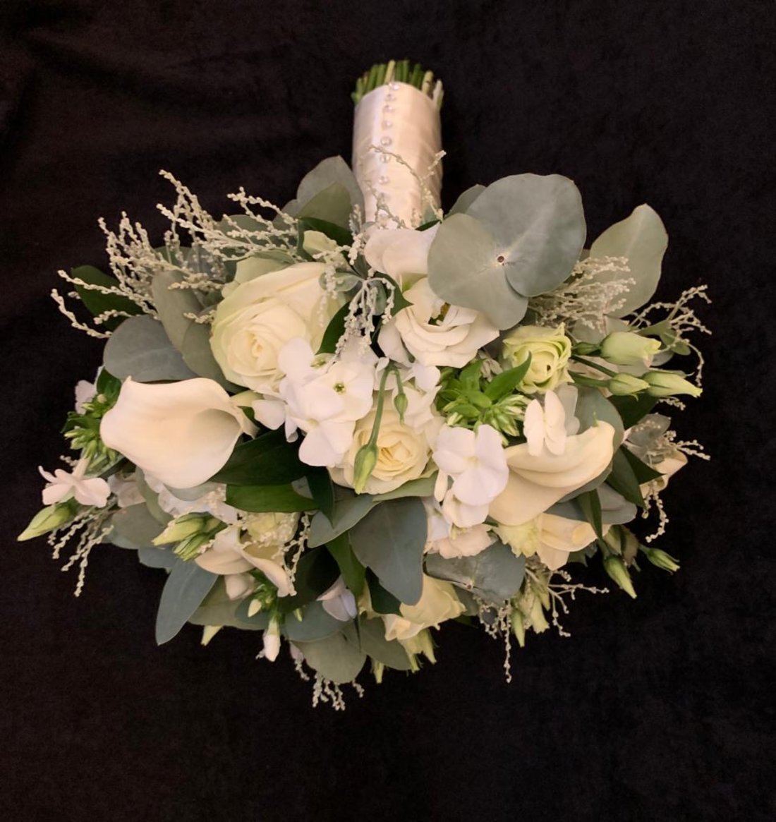 bouquet-flower-bride-wedding-white-grey