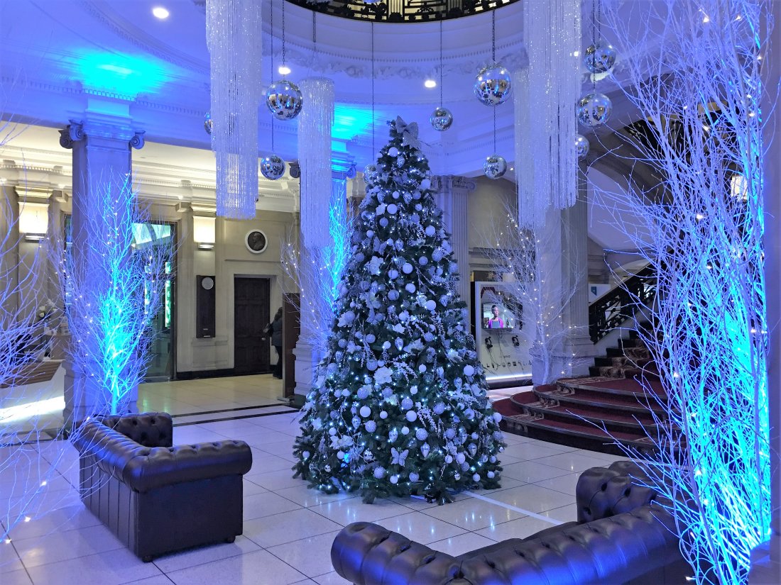 christmas-lobby-decor