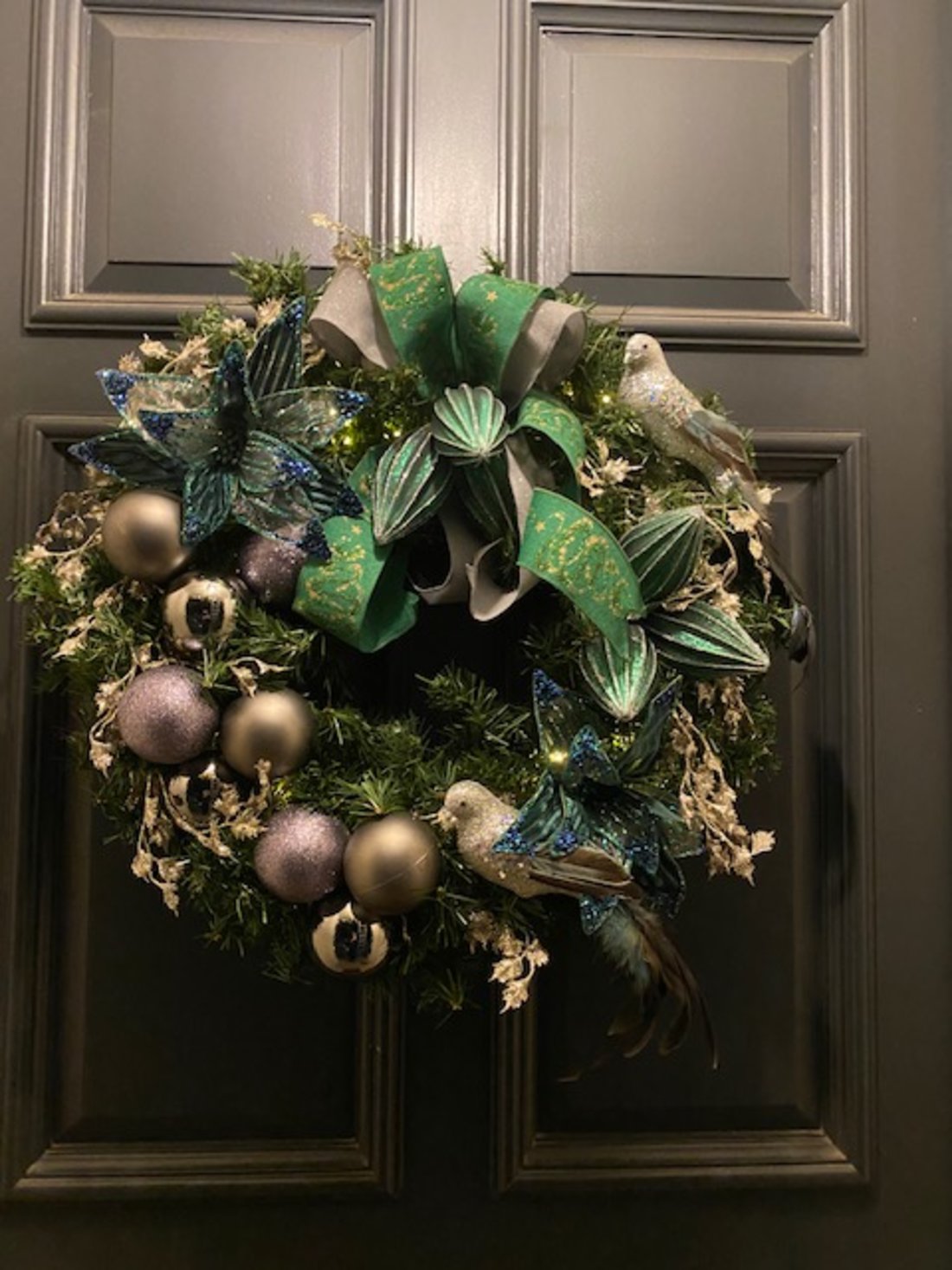 xmas-door-wreath-in-green-and-silver
