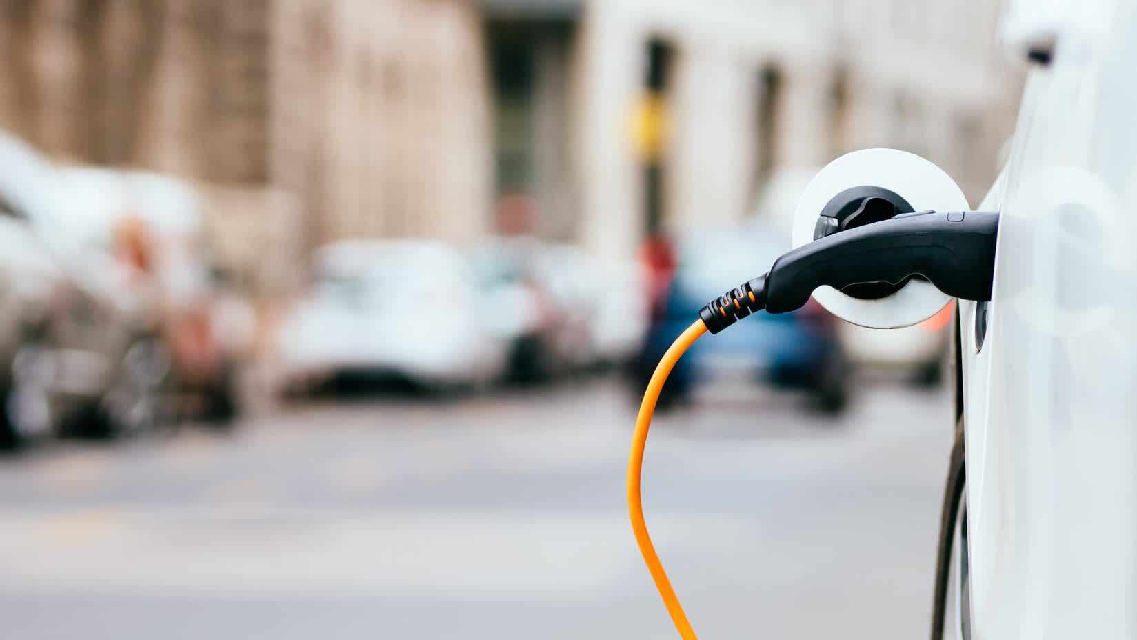 Elektroauto wird aufgeladen