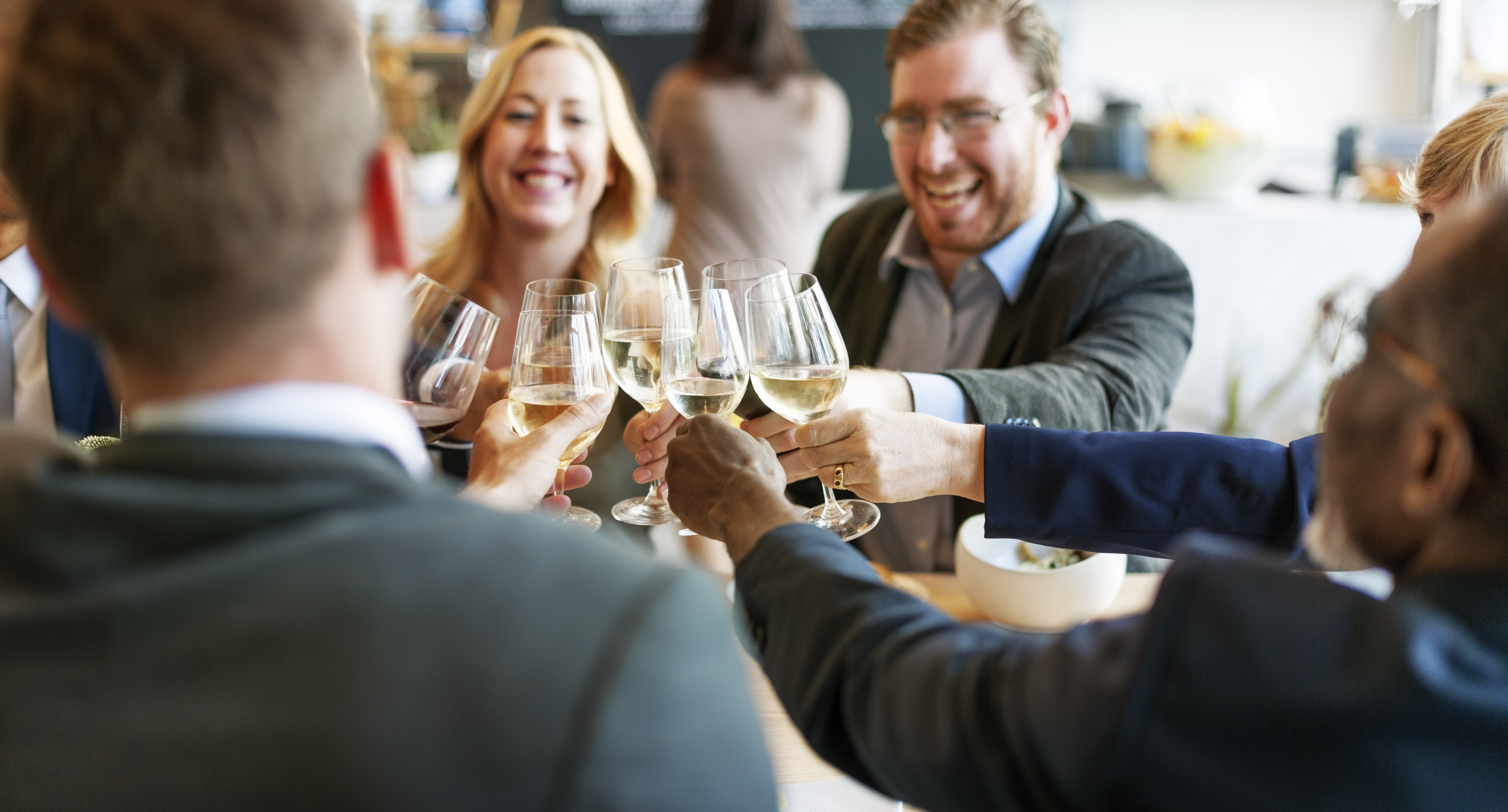 menschen trinken party