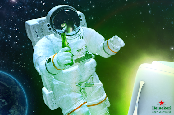 Bildmontage Astronaut mit einem Heineken in der Hand.
