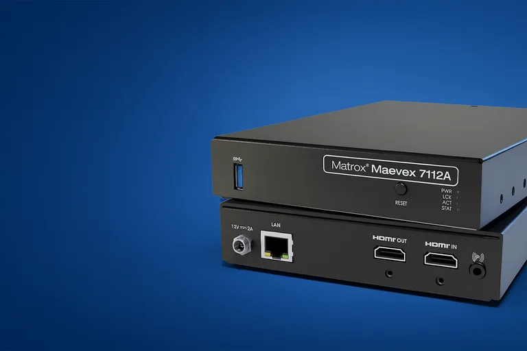 Professionele productfoto van de Matrox Maevex 7112A, een compacte AV-over-IP encoder/decoder. De afbeelding toont het apparaat met HDMI-, LAN- en USB-aansluitingen tegen een strakke blauwe achtergrond, wat de technologische en moderne uitstraling benadrukt. Ideaal voor gebruik op productpagina’s of in technische documentatie.