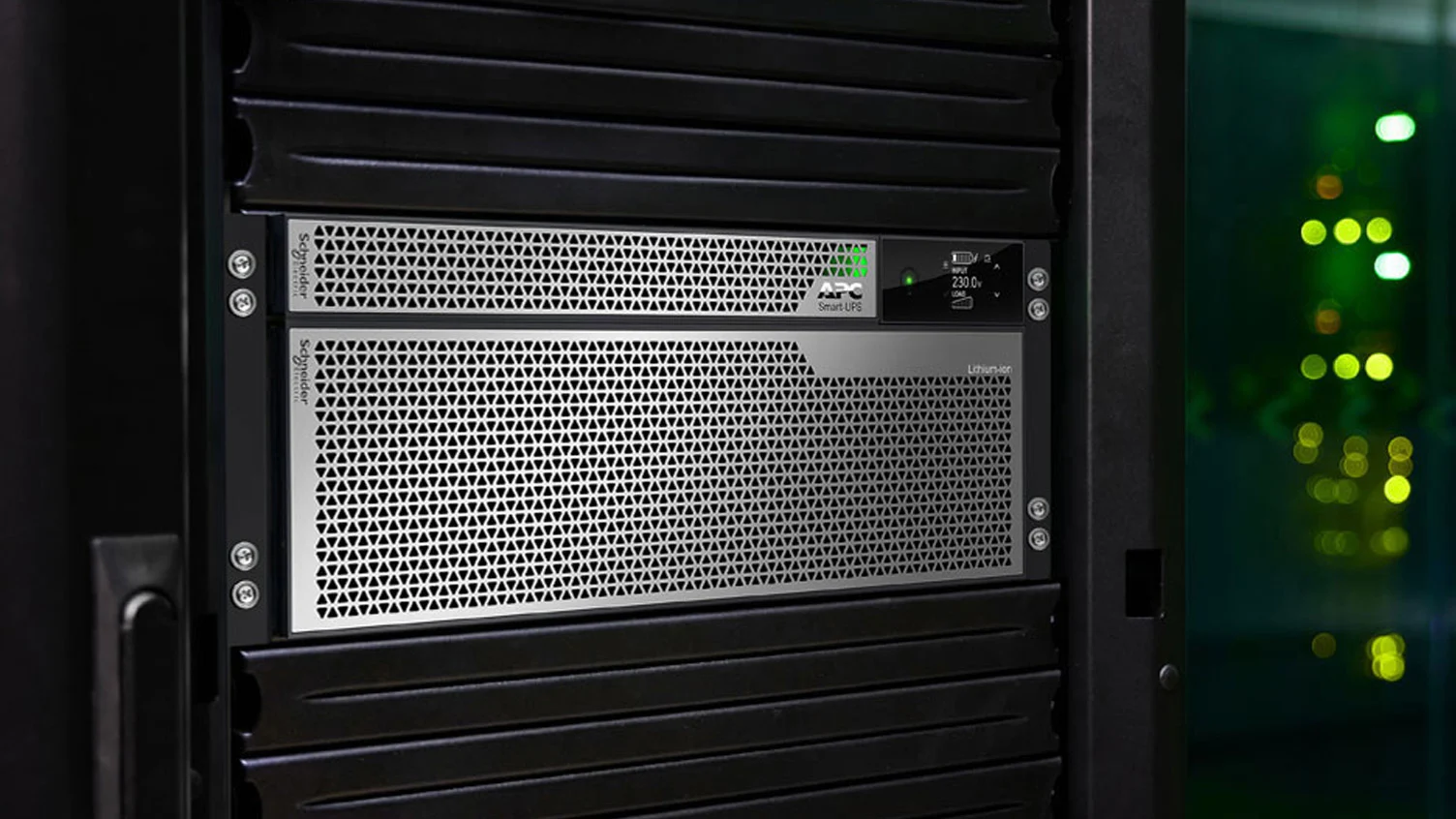 Ontdek de APC Smart-UPS, ontworpen voor maximale betrouwbaarheid en energie-efficiëntie in datacenters en IT-omgevingen. Bescherm je servers en netwerkapparatuur met intelligente noodstroomoplossingen van APC.
