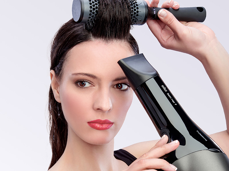 Blow air against the strands with the Braun SensoDryer professional