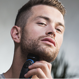 Trim je baard met de precisietrimmer, beweeg tegen de richting van de haargroei in