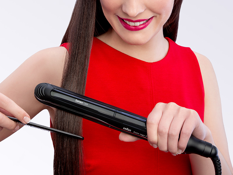 The SensoCare styler adjusts temperature