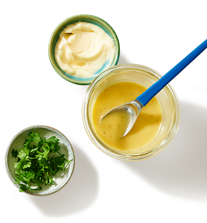 Trois petits bols contenant des fines herbes, de la mayo et de la vinaigrette